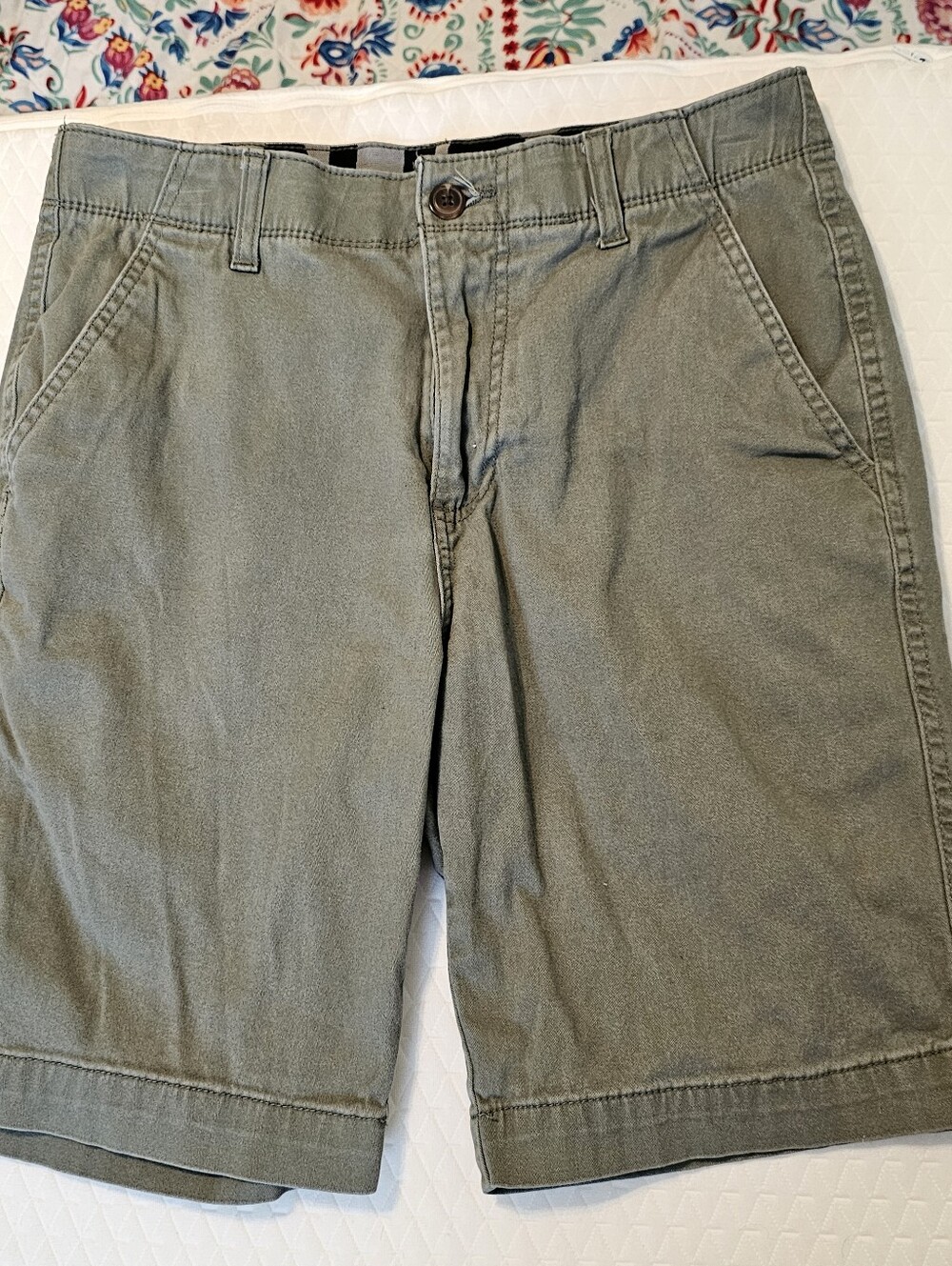 IRON Mens Flat Front Chino Shorts Olive Green Stretch Cotton Size 30 Casual euc